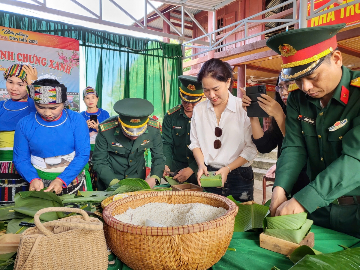 Các chiến sỹ Bộ đội Biên phòng cùng bà con gói bánh chưng đón Tết