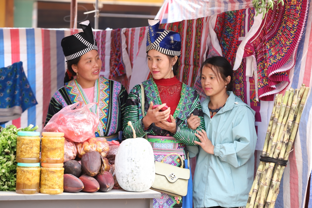 Sản phẩm nông sản đặc sắc của địa phương được bày bán tại các gian hàng