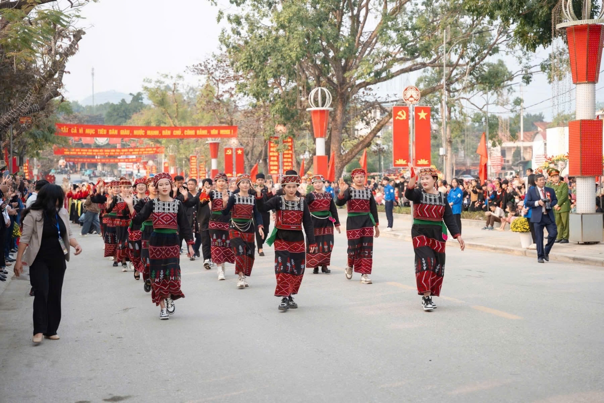 Chương trình diễu diễn đường phố mang chủ đề “Văn Yên - 60 năm tự hào bản sắc”.