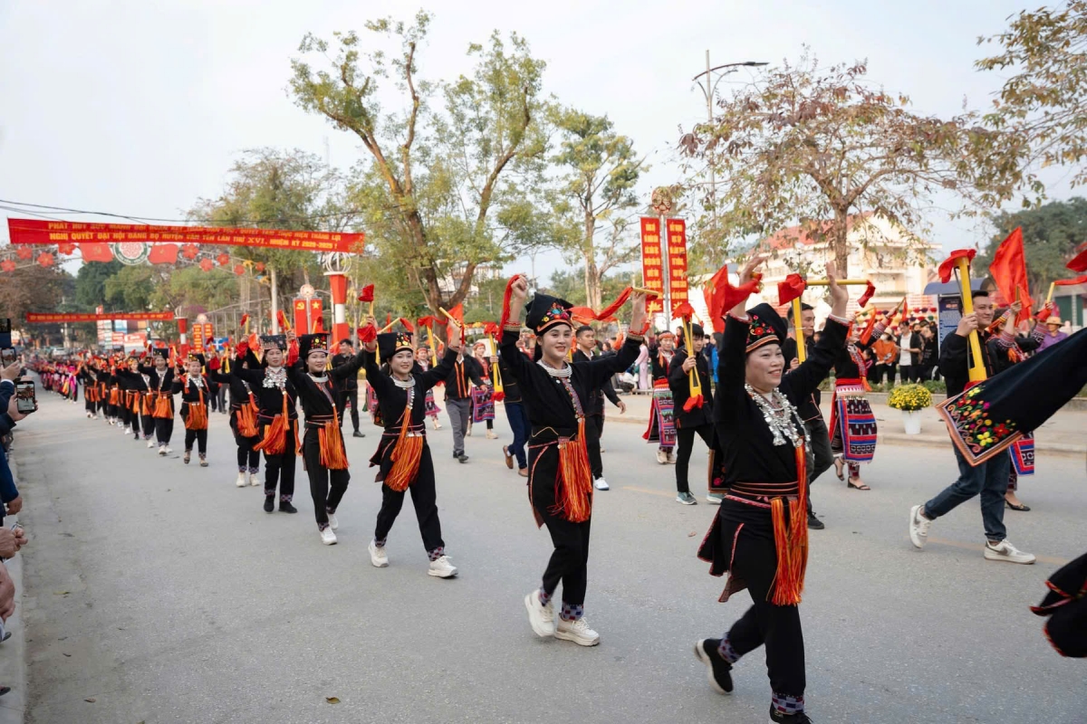 Đây là hoạt động chào mừng Lễ đón nhận Bằng công nhận huyện Văn Yên đạt chuẩn nông thôn mới, đón nhận Huân chương Lao động hạng Nhì, Kỷ niệm 60 năm thành lập huyện và Lễ hội quế lần thứ V.