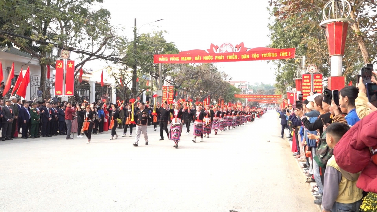 Trên nền nhạc dân gian, trong trang phục dân tộc, tất cả cùng hòa mình trong những điệu múa truyền thống đặc sắc, tái hiện các nghi lễ, lễ hội, và đời sống văn hóa - tình thần của từng dân tộc.