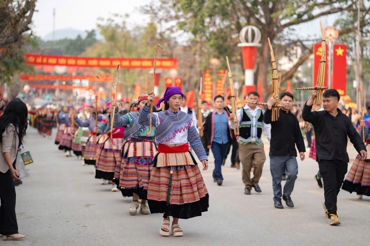 Các chàng trai, cô gái dân tộc Mông trên địa bàn huyện Văn Yên tham gia diễu diễn đường phố