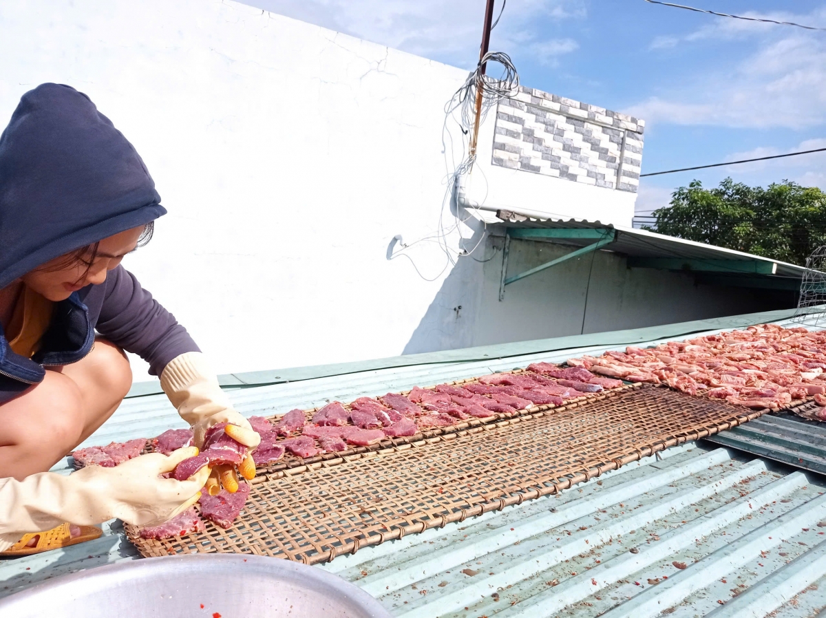 Người dân đặt phên để phơi thịt bò một nắng trên mái nhà của vùng "chảo lửa" Krông Pa