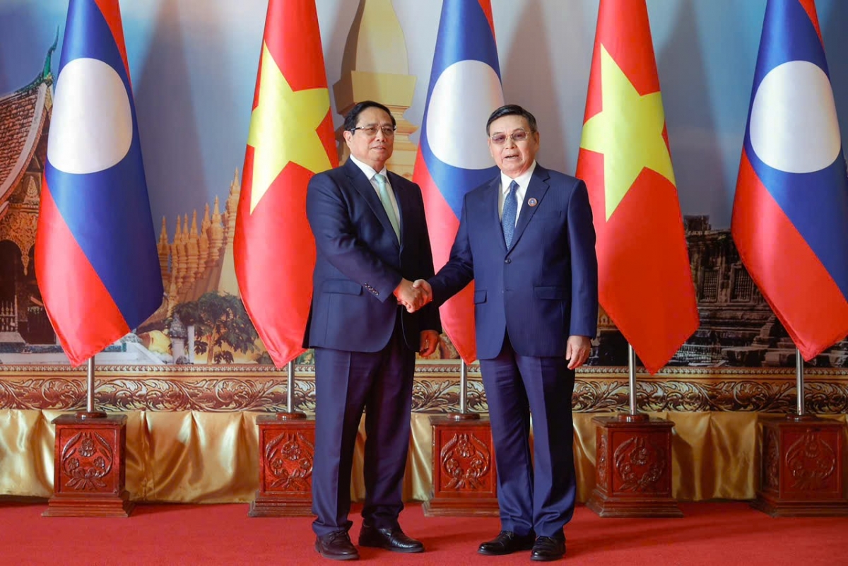 Thủ tướng Cíñ phủ ồng Phạm Minh Chính tìp măt kâp dờng Củ tịc Quôk hội lơgar Lào ồng Saysomphone Phomvihane