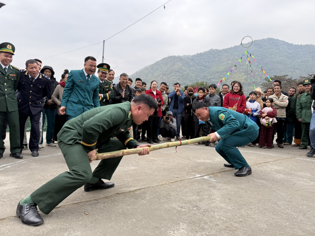 Các trò chơi dân gian thu hút đông đảo cán bộ, chiến sĩ và nhân dân tham gia giao lưu.