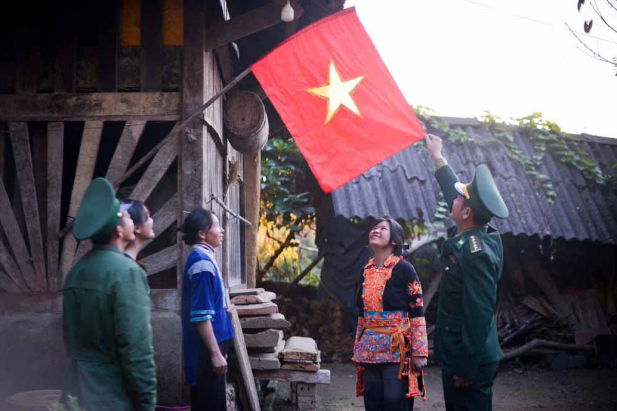 "Đồn là nhà, biên giới là quê hương, đồng bào các dân tộc là anh em ruột thịt" -
phương châm đó đã được cán bộ, chiến sĩ biên phòng
thấm nhuần trong tạo dựng thế trận biên phòng toàn dân