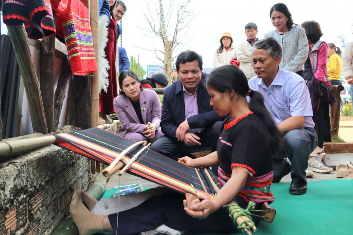 Người dân làng Tu Thó bảo tồn nghề dệt truyền thống góp phần phát triển du lịch cộng đồng.