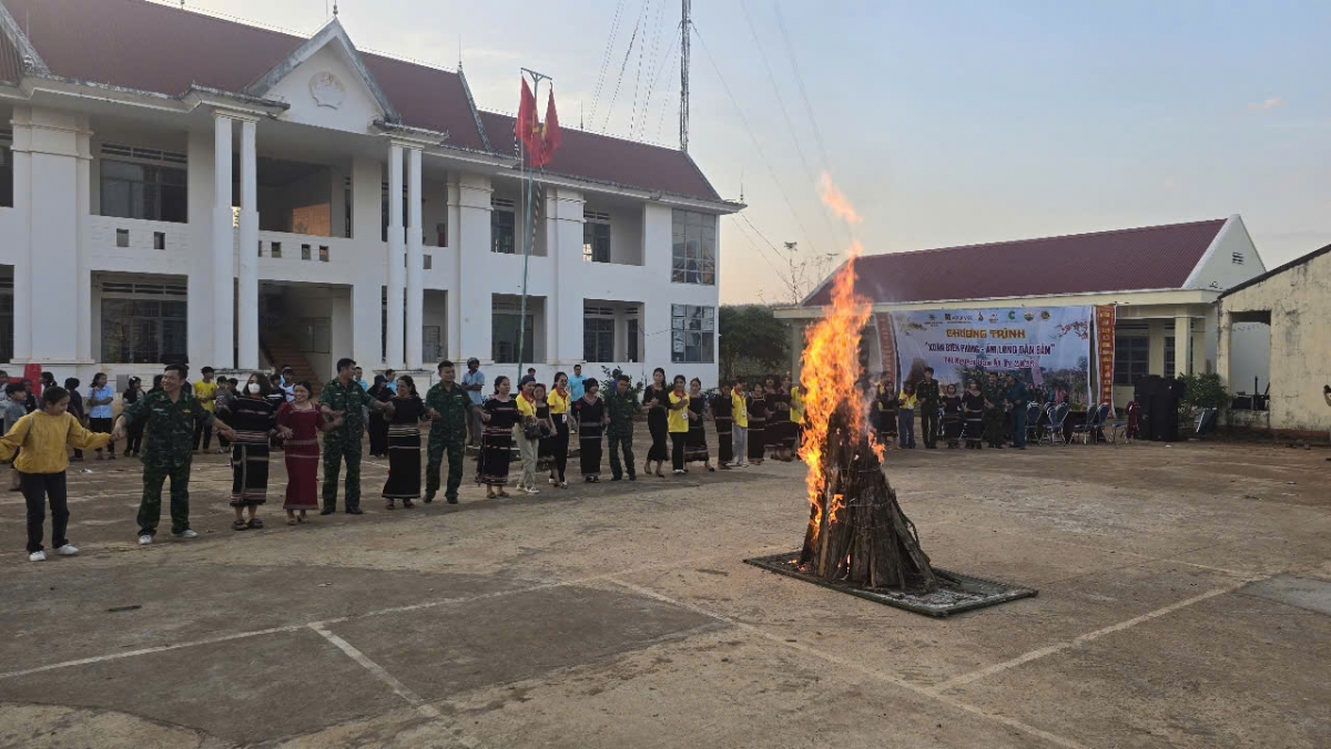 Những điệu múa xoang và giao lưu lửa trại thắm tình quân dân nơi biên giới Gia Lai.