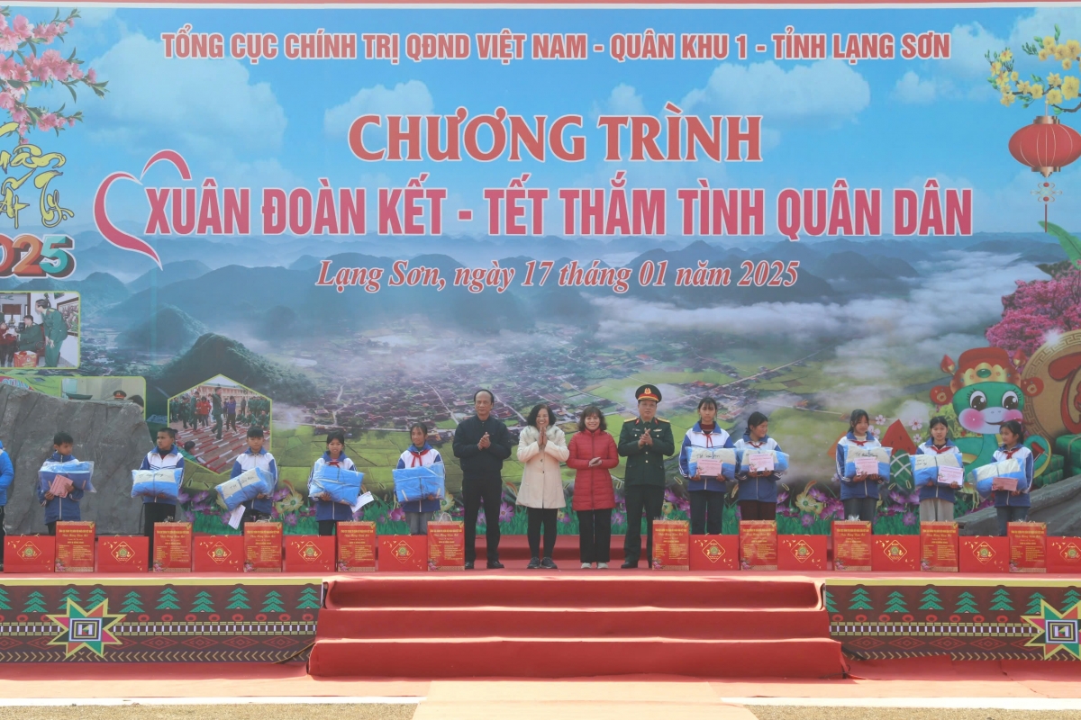 Ban Thanh niên Quân đội phối hợp Cục Chính trị Quân khu 1 và các cơ quan đơn vị tổ chức chương trình
“Xuân đoàn kết - Tết thắm tình quân dân” năm 2025