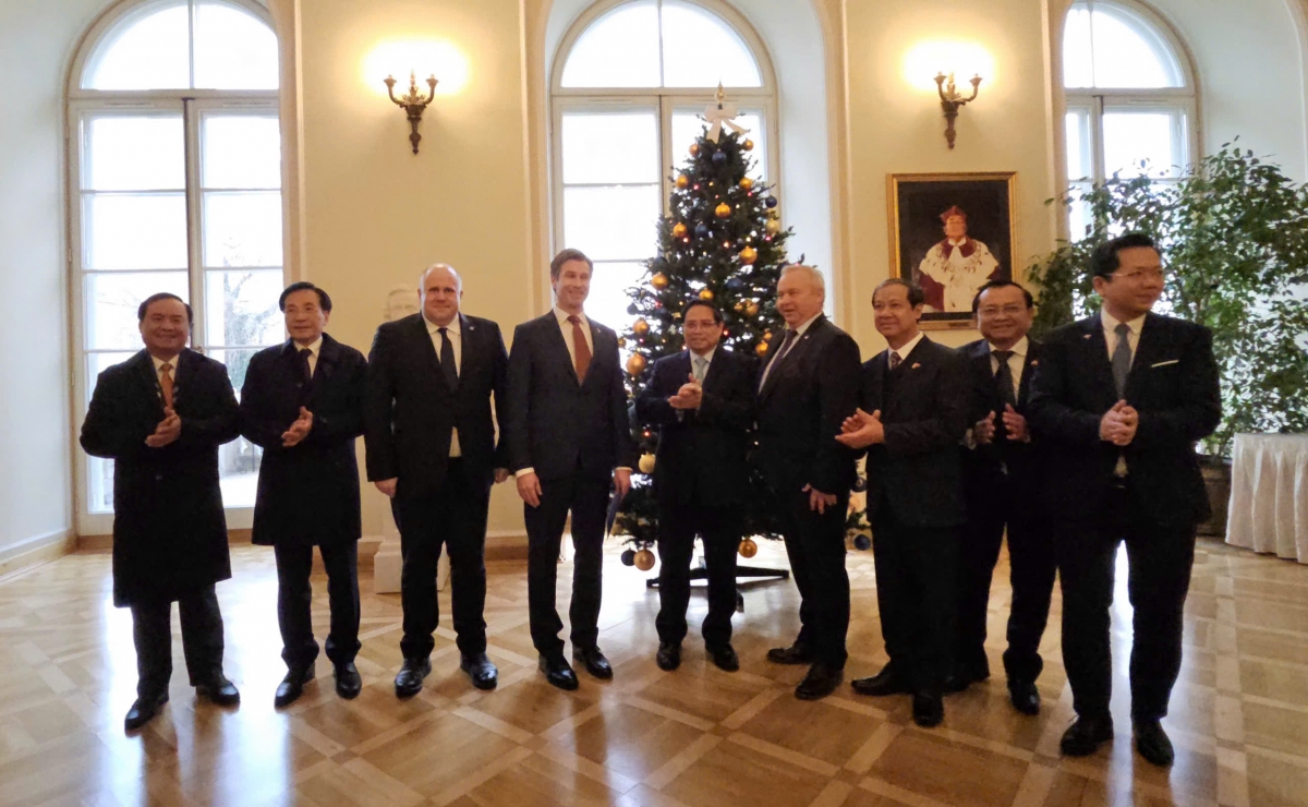 Pôa Phạm Minh Chính, Ngế pro xiâm hnê ngăn tơnêi têa ƀă khu râ kăn pơkuâ mâu khu xiâm kơvâ cheăng kong pơlê xup um rơtế mâu khu râ kăn pơkuâ Đăi hok Tổng hợp Warsaw