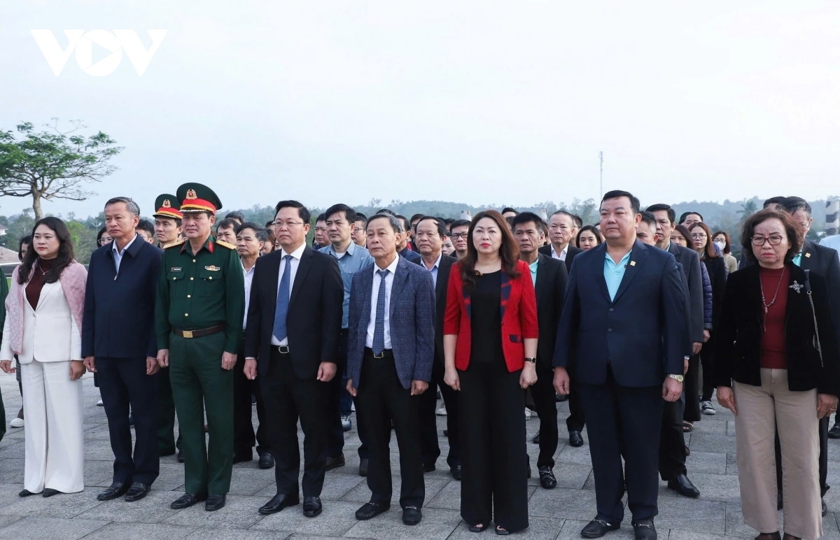 Đoàn công tác và lãnh đạo tỉnh Quảng Nam dâng hương tại Nghĩa trang liệt sĩ tỉnh Quảng Nam.