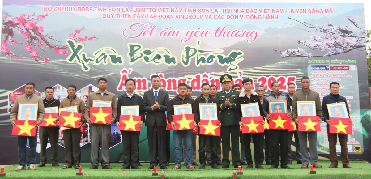 Lãnh đạo tỉnh Sơn La, Bộ chỉ huy Bộ đội biên phòng Sơn La tặng cờ Tổ quốc và ảnh Bác Hồ cho 21 bản của xã biên giới Chiềng Khương, huyện Sông Mã, Sơn La.