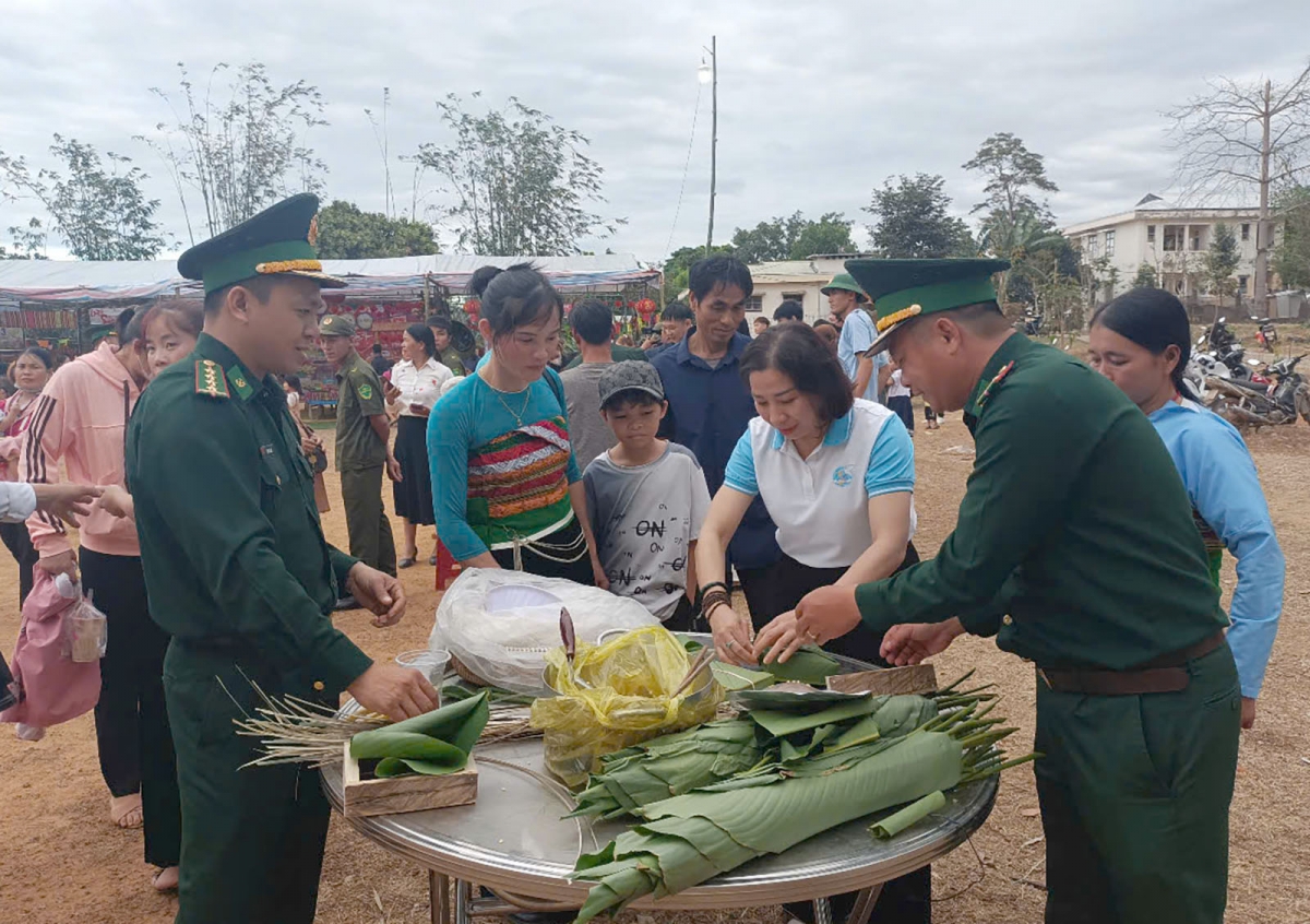 Người dân và cán bộ chiến sĩ biên phòng cùng vui “Ngày hội Bánh chưng xanh”.