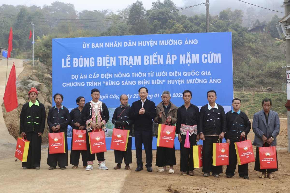 Phó Thủ tướng, Bộ trưởng Bộ Ngoại giao Bùi Thanh Sơn tặng quà Tết cho các hộ dân bản Nặm Cứm.