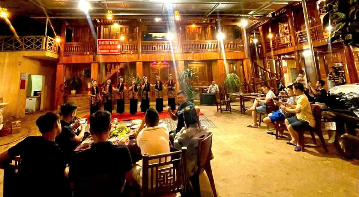 Đến đây, du khách có thể lưu trú tại các Homestay, tắm suối khoáng nóng tự nhiên, thưởng thức ẩm thực dân tộc và khám phá bản làng đồng bào Thái