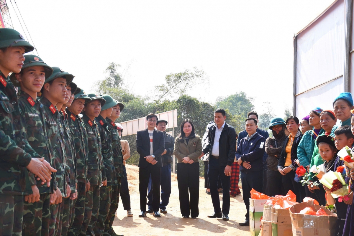 Người dân chia tay bộ đội sau khi hoàn thành các công việc xây dựng khu tái định cư