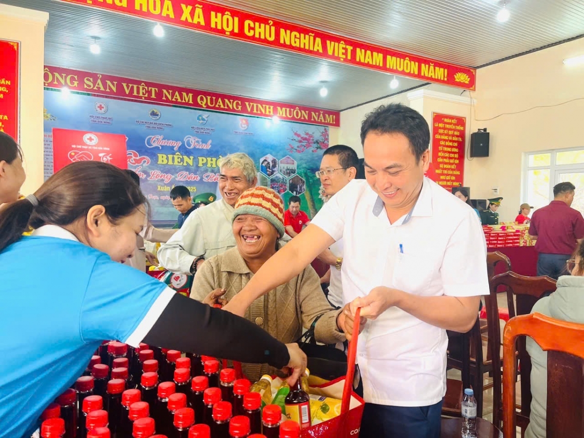 Huyện biên giới Tuy Đức chăm lo Tết cho người dân tộc thiểu số ở các bon làng vùng sâu.