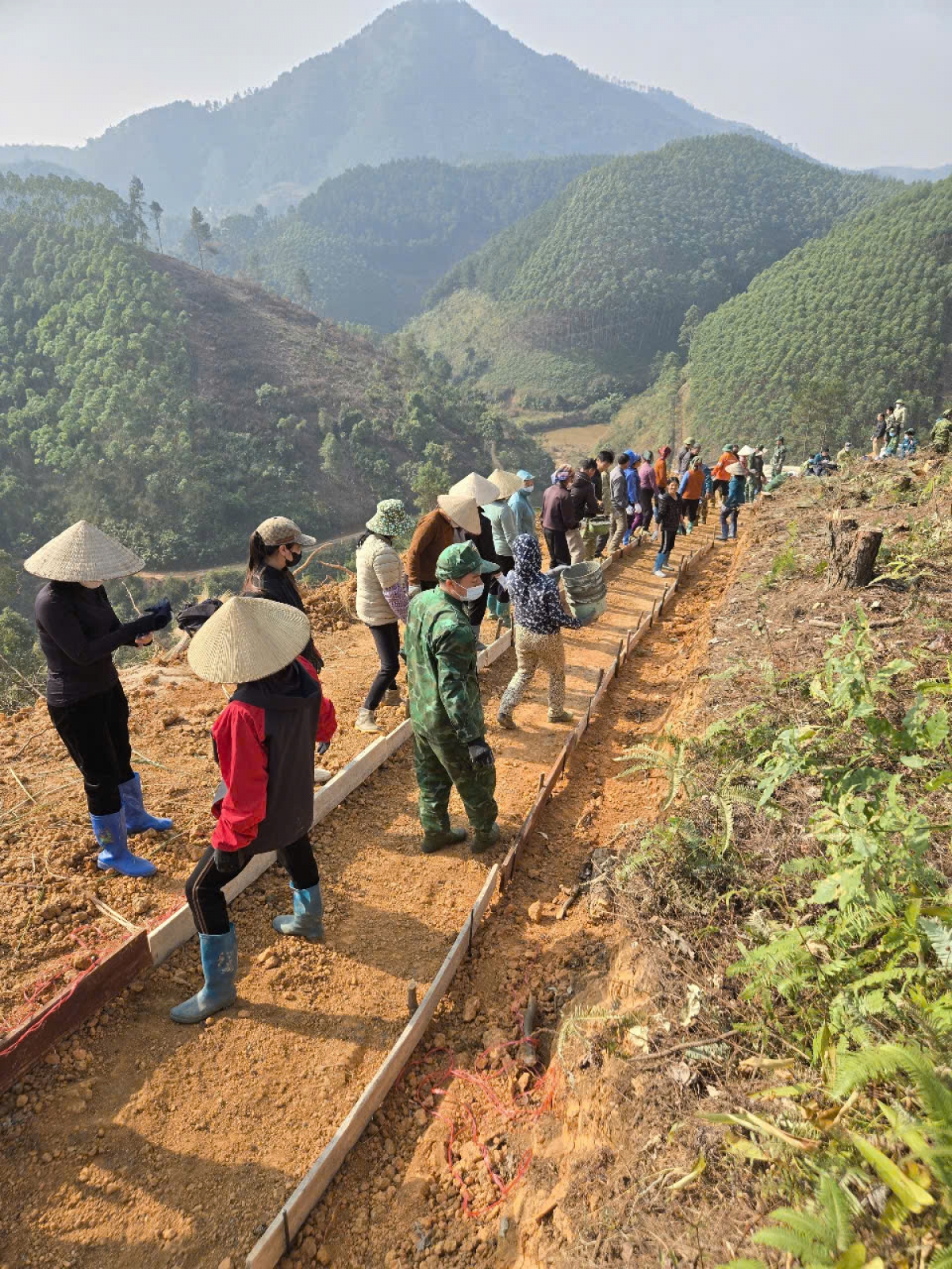 Người dân cùng lực lượng biên phòng chung tay xây dựng đường kiểm tra cột mốc bảo vệ biên giới tại huyện Cao Lộc, tỉnh Lạng Sơn