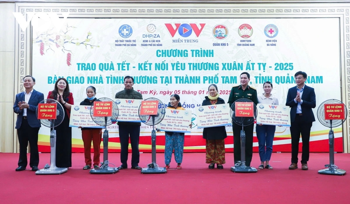 Trao bảng tượng trưng, bàn giao 5 căn nhà tình thương cho 5 hộ nghèo hoàn cảnh khó khăn ở thành phố Tam Kỳ.