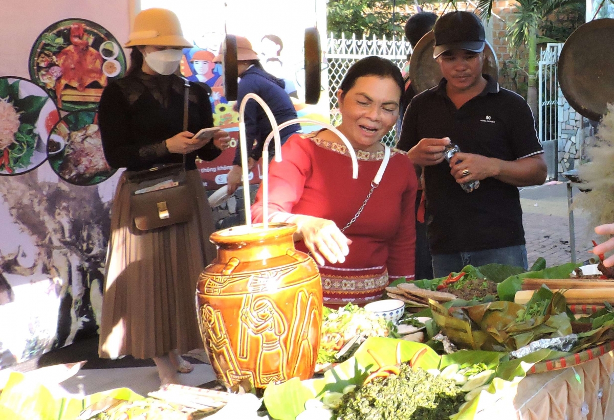 
Làng bol Bahnar rcang phan sa ngai Sa tềp