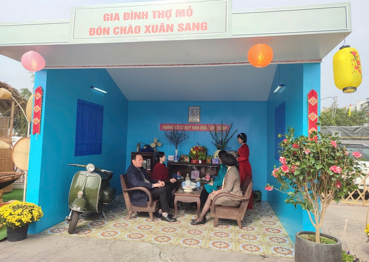 Không gian trưng bày "Gia đình thợ mỏ đón chào xuân sang" là điểm nhấn độc đáo