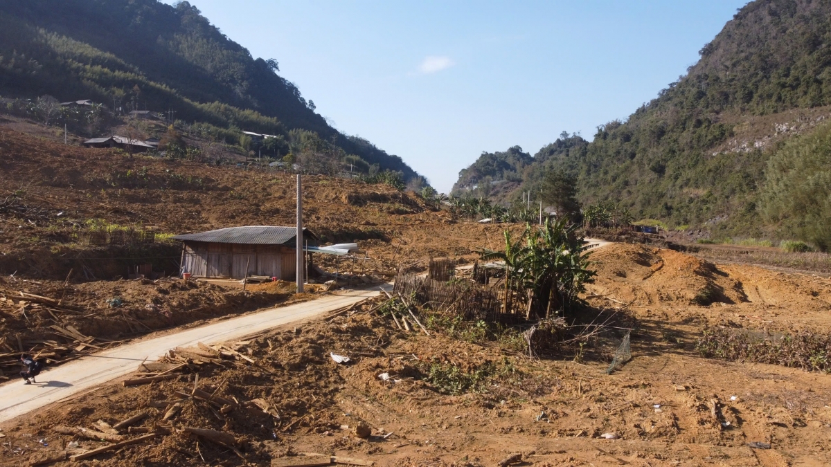 Trên những mảnh đất sạt lở, bà con từng bước khôi phục lại nương rẫy để gieo trồng vụ xuân