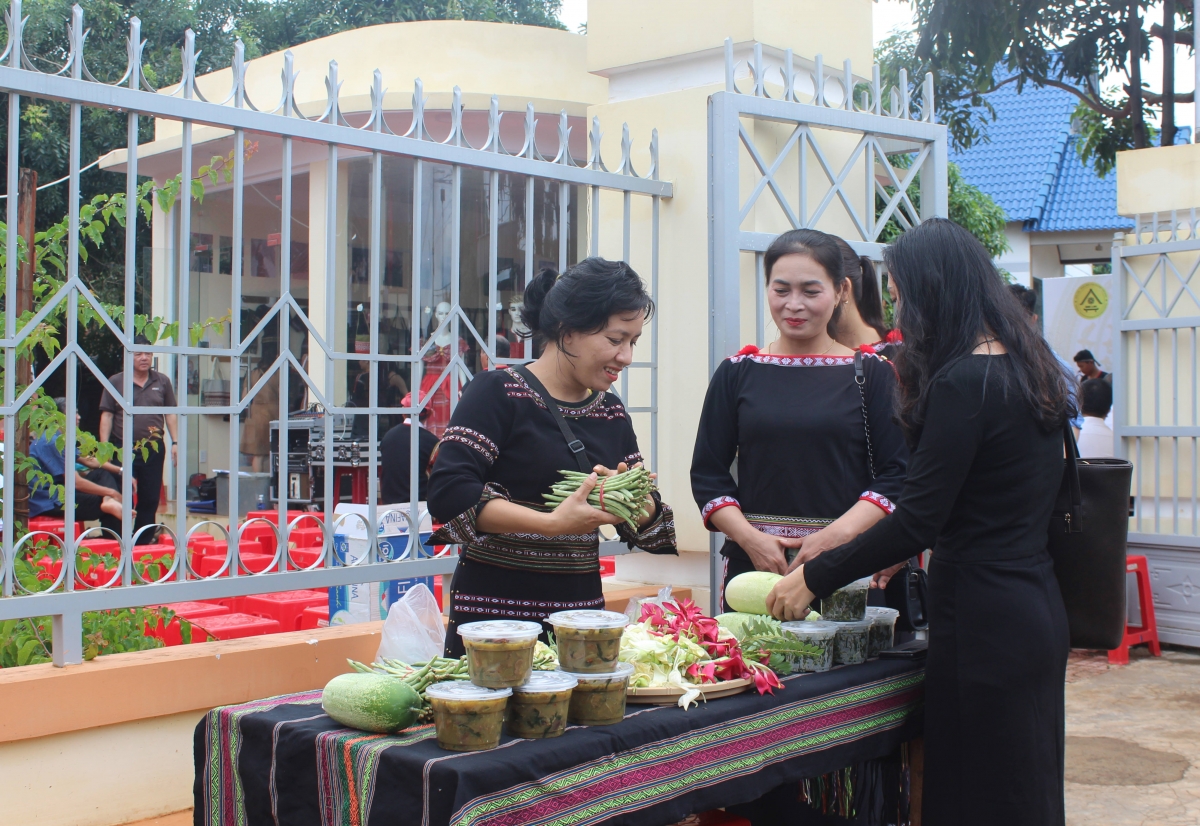 Uă phan sa ờs mờng bơh yau tŭ do neh gơgơs là bơta kah ngan bè phan sa tàm broă lơh lòt nhơl