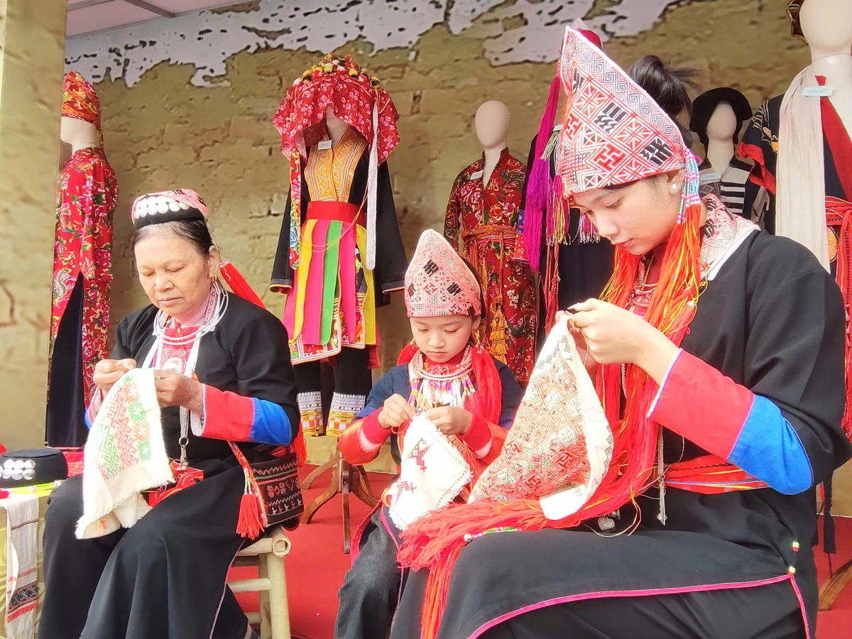 Không gian tái hiện hình ảnh người Dao Thanh Y dạy con thêu trang phục truyền thống để diện trong ngày đầu tiên của năm mới, chào đón những điều may mắn, thuận lợi