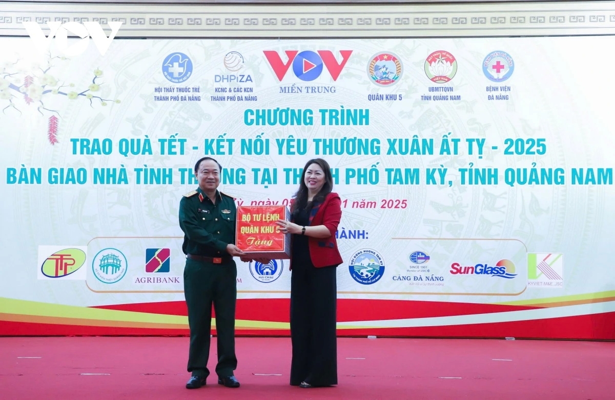 Trung tướng Thái Đại Ngọc, Tư lệnh Quân khu 5 trao tặng quà Tết cho lãnh đạo thành phố Tam Kỳ.