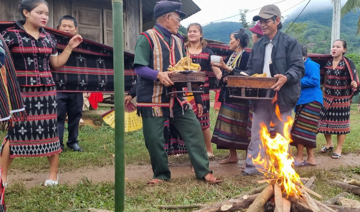 "Nối dây ân linh thần núi" là nối ân huệ giữa thần núi và các gia đình
của người Pa Kô 