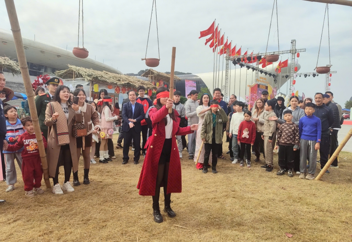 Không gian ném còn và đập niêu là khu vực thu hút nhất với người dân và du khách tới trải nghiệm Tết các dân tộc tỉnh Quảng Ninh năm 2025