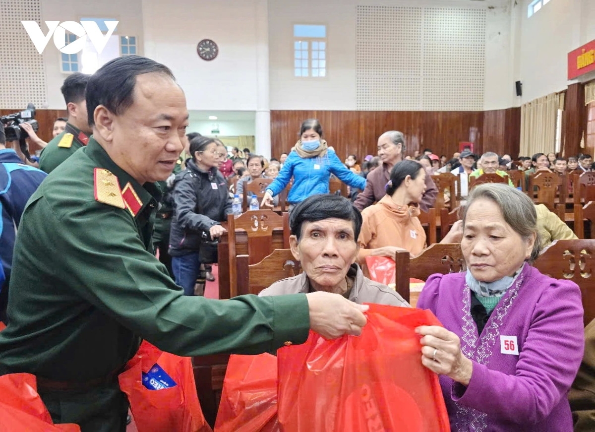 Trung tướng Thái Đại Ngọc, Tư lệnh Quân khu 5 trao tặng quà Tết cho người dân thành phố Tam Kỳ.