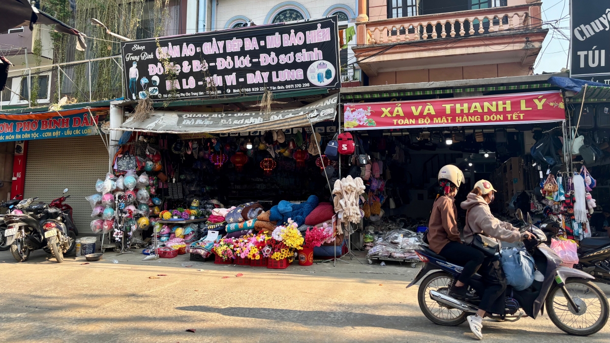 ... Các hộ kinh doanh tích trữ nhiều mặt hàng, nên nguy cơ cháy nổ cao.
Ảnh: Thu Thùy/VOV Tây Bắc