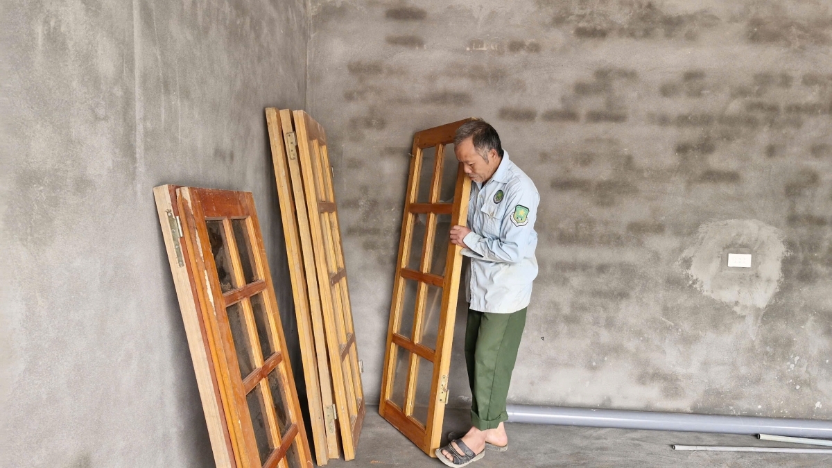 Ông Nịnh Văn Bình, 65 tuổi, dọn dẹp căn nhà tại nơi ở mới để đón tết.
Ảnh: Thừa Xuân/VOV Tây Bắc