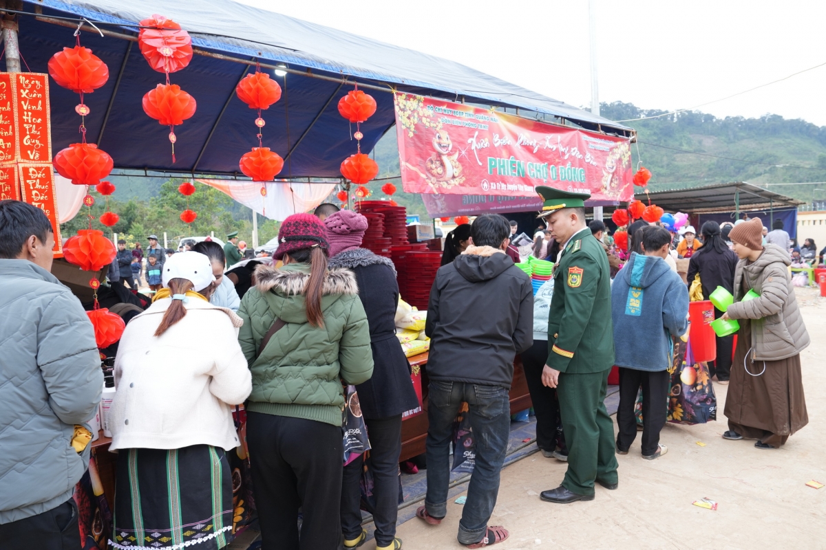  Gian hàng 0 đồng hành cho đồng bào vùng biên.