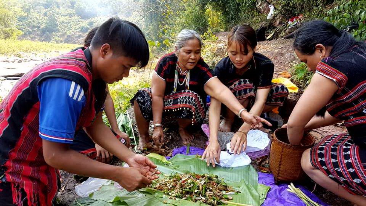 Bà con làm món chuẩn bị lễ "Nối dây ân linh thần núi"