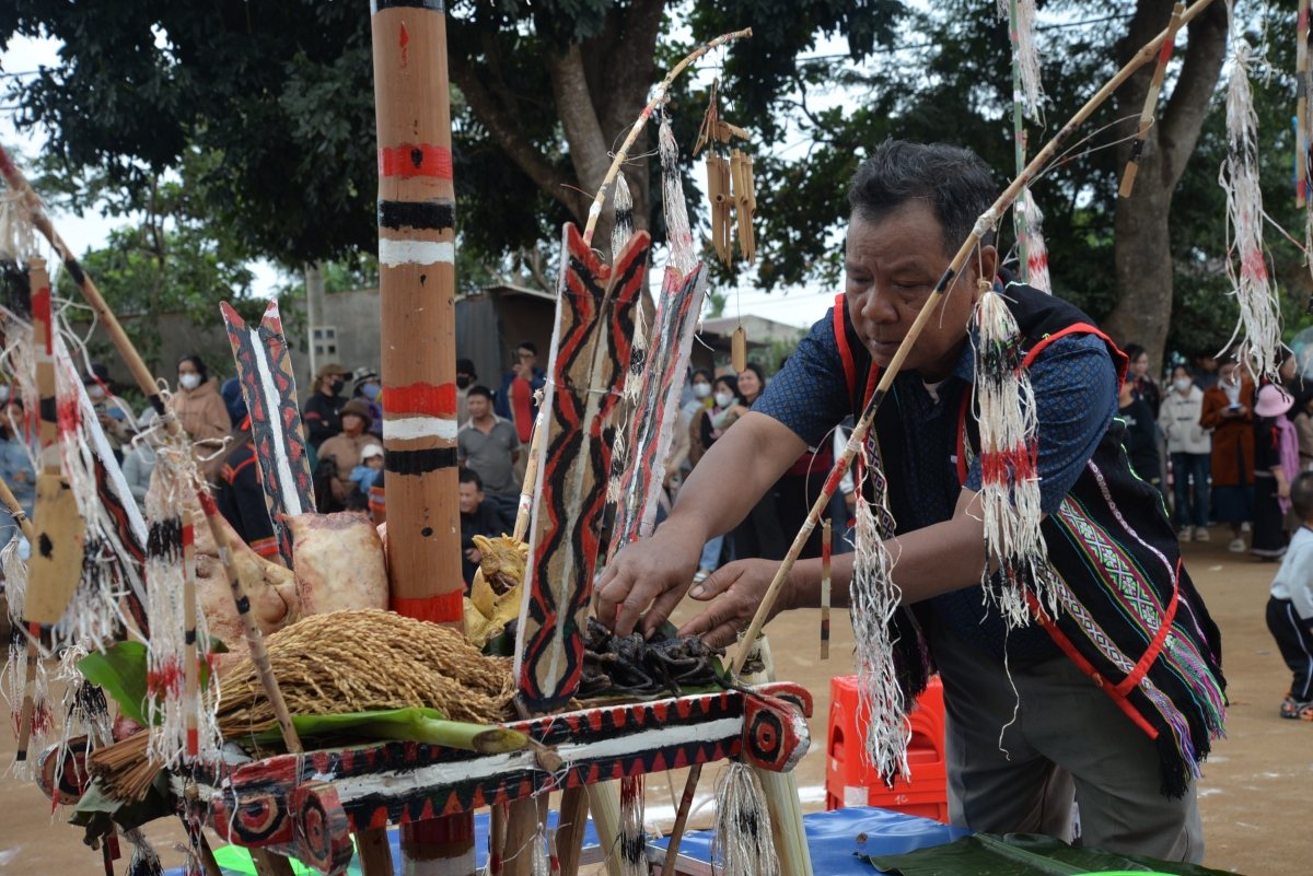 Trong mâm cơm, bà con mang lễ vật là đầu heo, gà, thịt chuột, lúa và rượu cần để dâng cúng thần linh