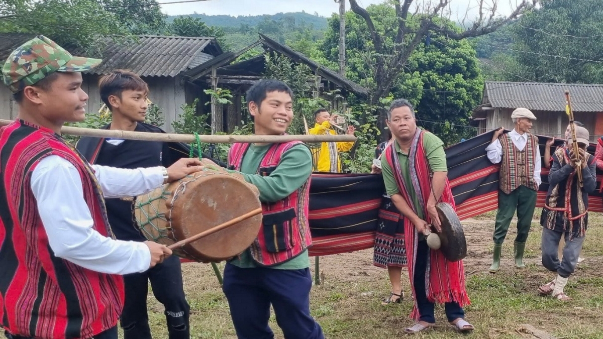 Lễ "Nối dây ân linh thần núi" là dịp để gắn chặt tình đoàn kết cộng đồng
của người Pa Kô