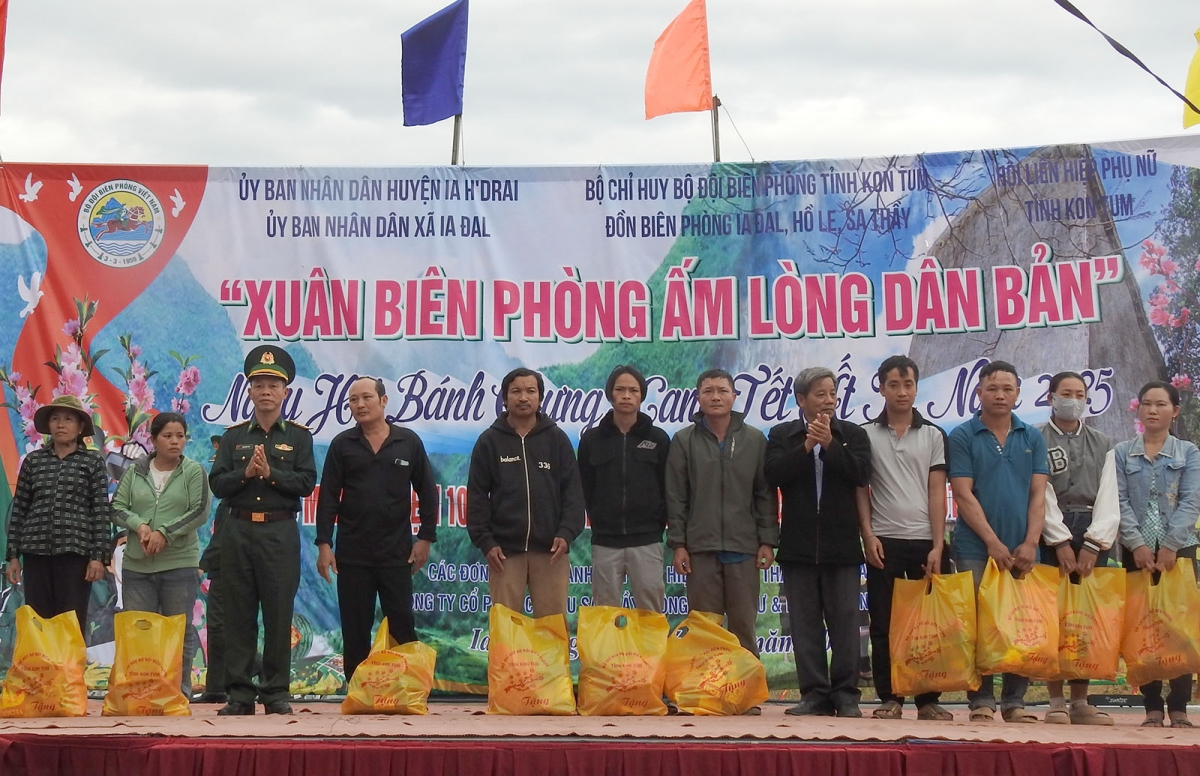 Bộ Chỉ huy Bộ đội Biên phòng tỉnh Kon Tum trao quà Tết tặng các hộ nghèo ở xã Ia Đal.