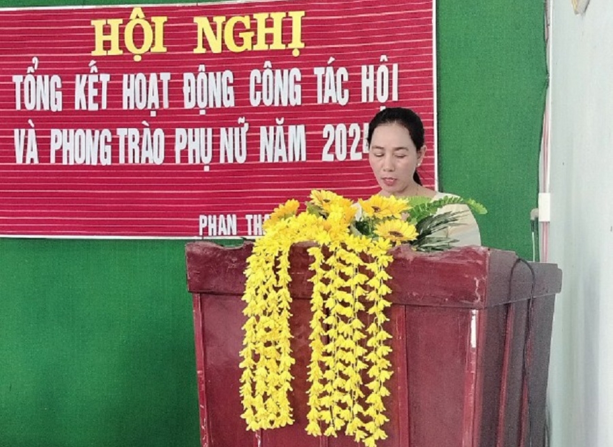 Chị Đặng Thị Duyên, Chủ tịch Hội Phụ nữ xã Phan Thanh đang phát biểu