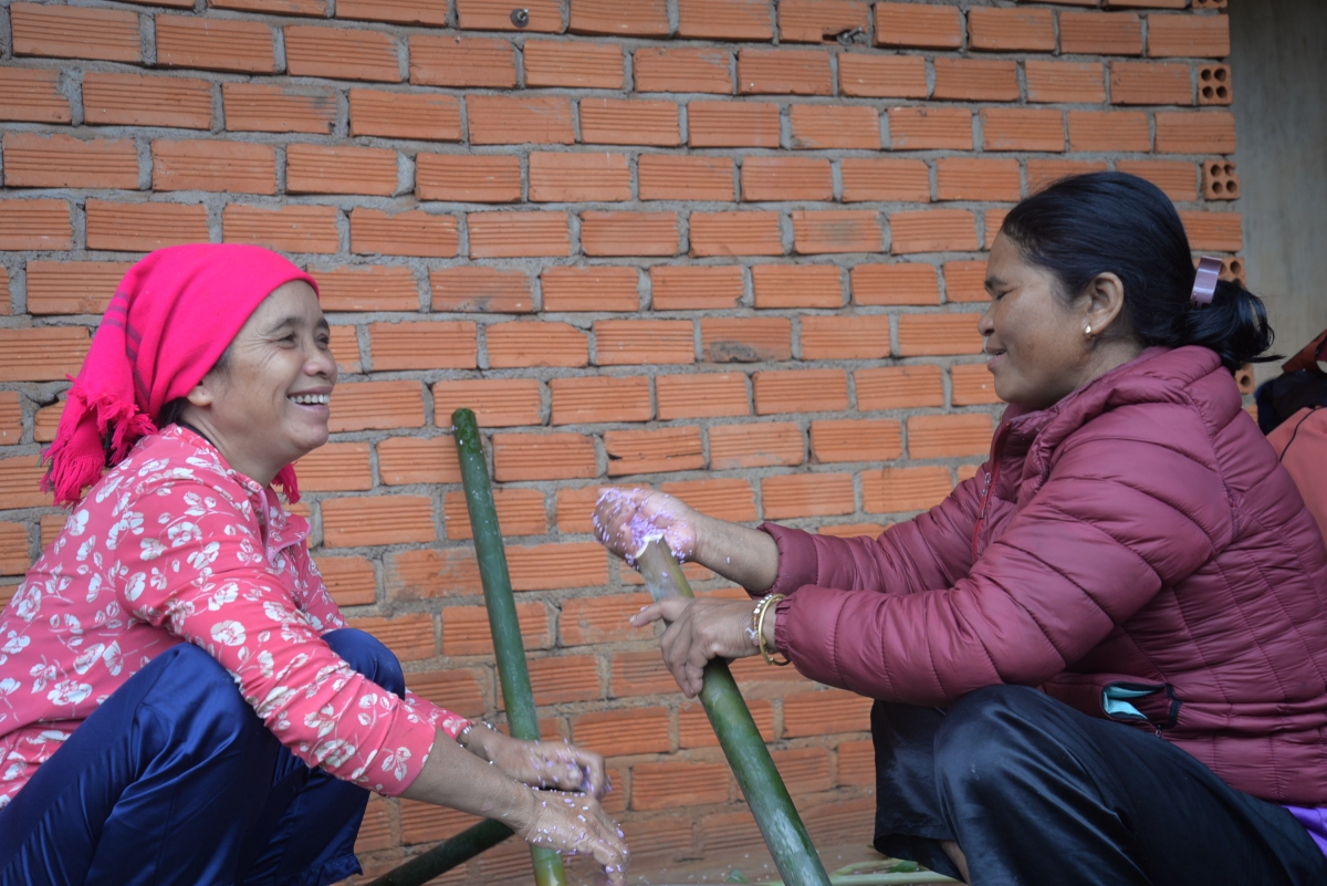 Trước khi tổ chức bữa cơm cộng đồng, các bà, các mẹ người Xê Đăng cùng nhau chuẩn bị những món ăn để dâng lên thần linh