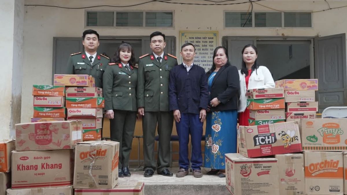 Các cơ quan, tổ chức, doanh nghiệp và nhà hảo tâm
cùng chung tay hỗ trợ người dân tỉnh biên giới Cao Bằng trong dịp Tết Nguyên đán.
Ảnh: Công Luận/VOV Đông Bắc