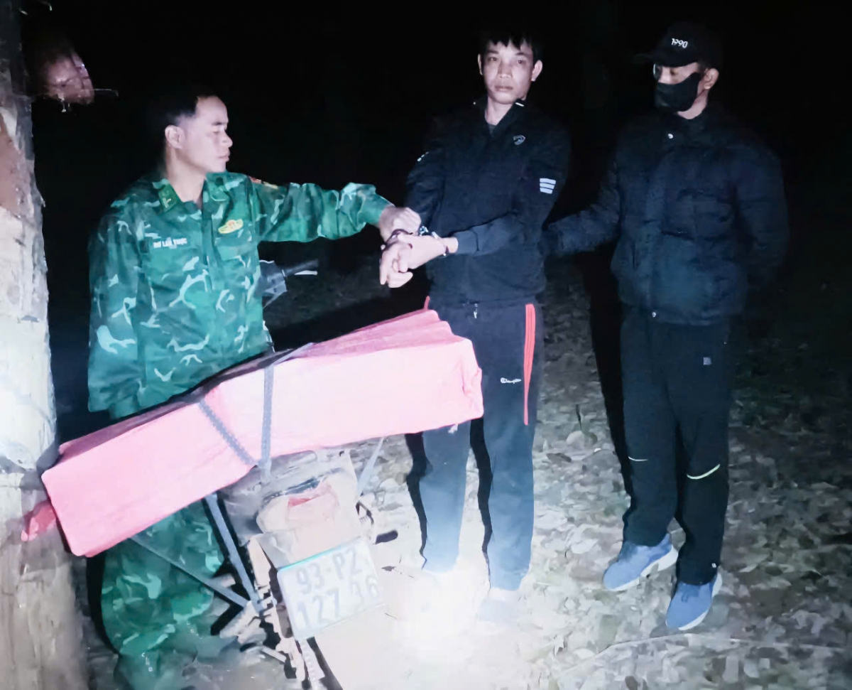 Các đối tượng lợi dụng trời tối, đường vắng người
ở khu vực biên giới để vận chuyển pháo trái phép.
Ảnh: Hoàng Qui/VOV Tây Nguyên