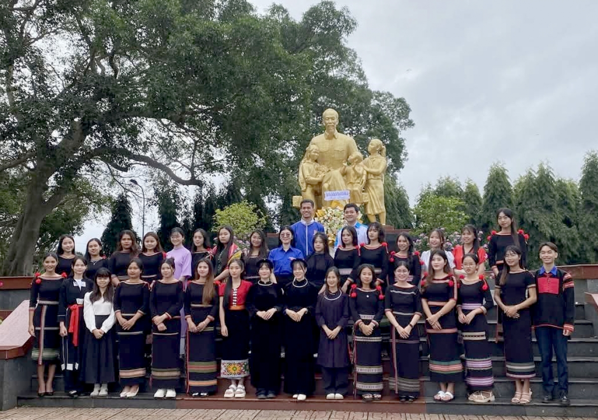 
 Dôm sinh viên kon kông Đắk Lắk hơpơi ‘meh vih hơlơ̆k pơjing pơlei pơla