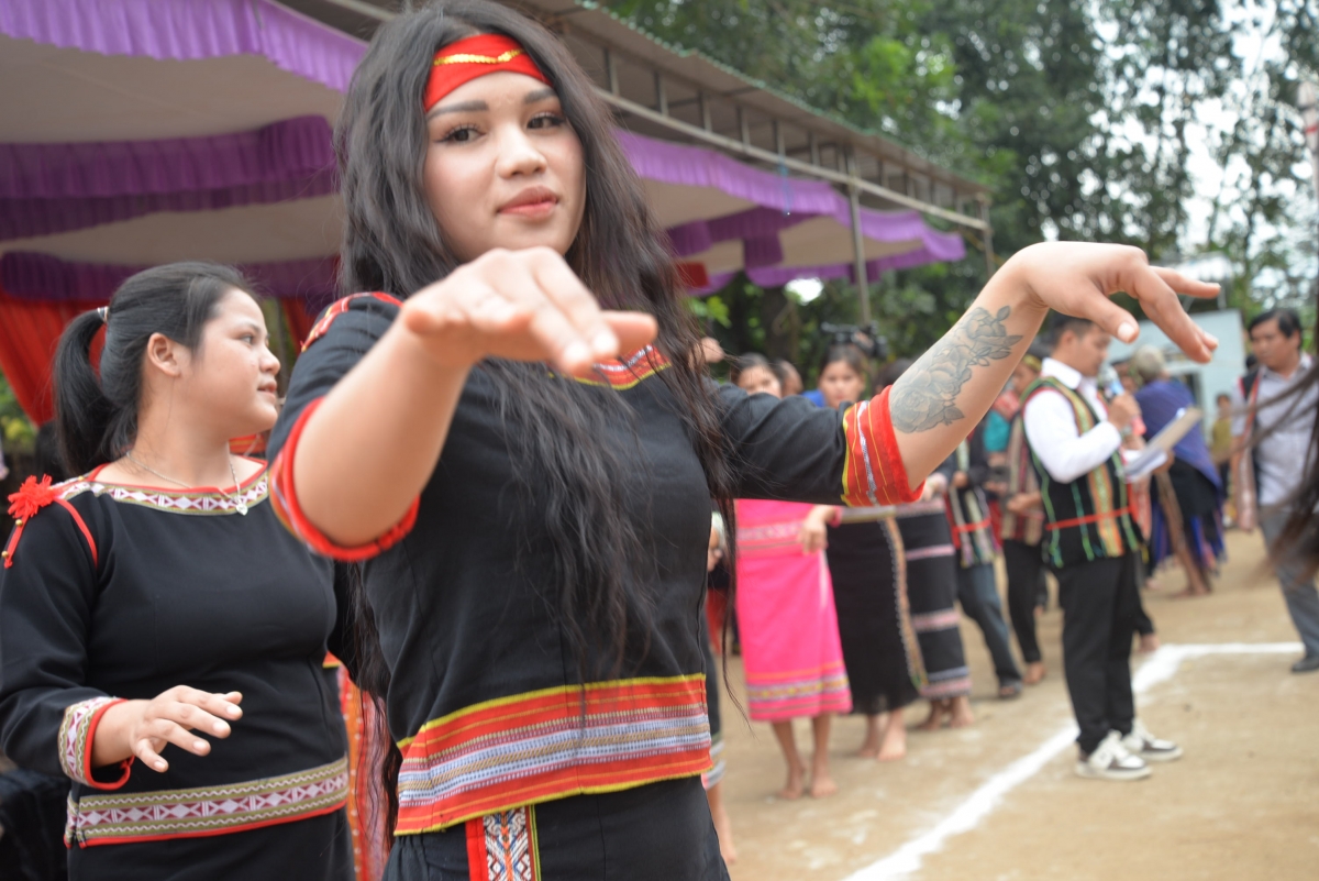 Các thiếu nữ Xê Đăng biểu diễn các tiết mục văn nghệ đặc trưng của dân tộc