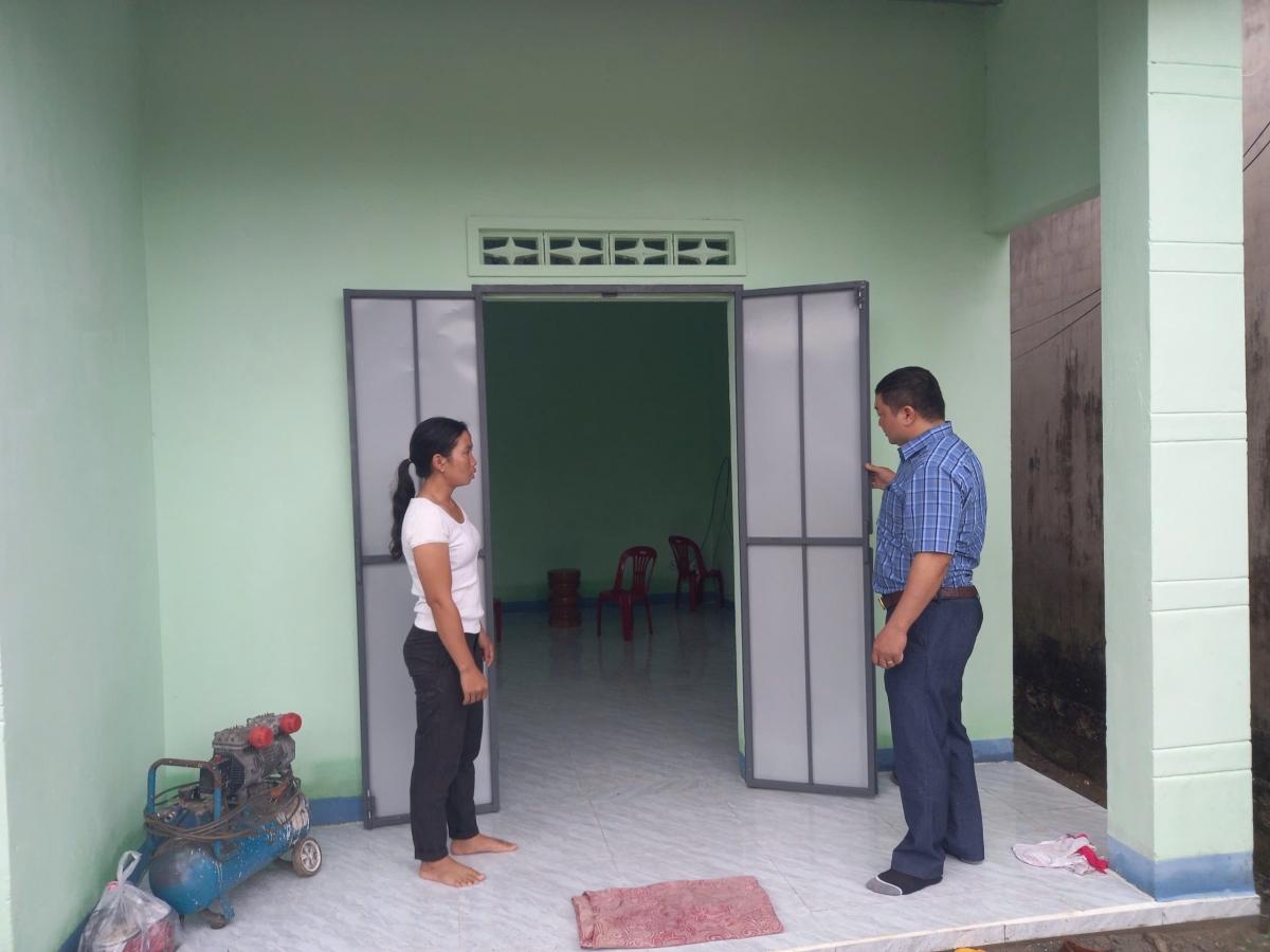 Căn nhà của chị Cà Da được lợp lại tôn, lát nền, làm mới cửa.
Ảnh: Thái Bình/VOV Miền Trung