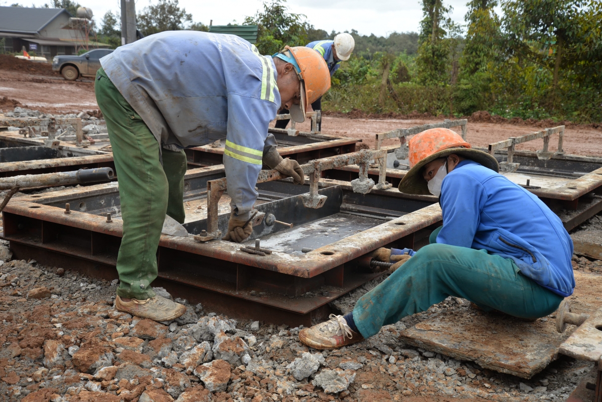 
Đe công nhân oei bơ̆jang tôch ai