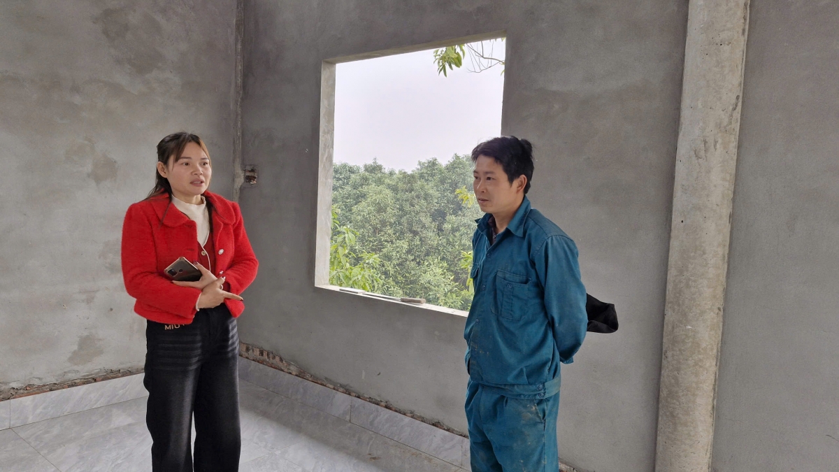 Chị Hầu Thị Luận, trưởng thôn Khuôn Giỏ và anh Triệu Công Lý tại căn nhà mới của anh Lý.
Ảnh: Thừa Xuân/VOV Tây Bắc