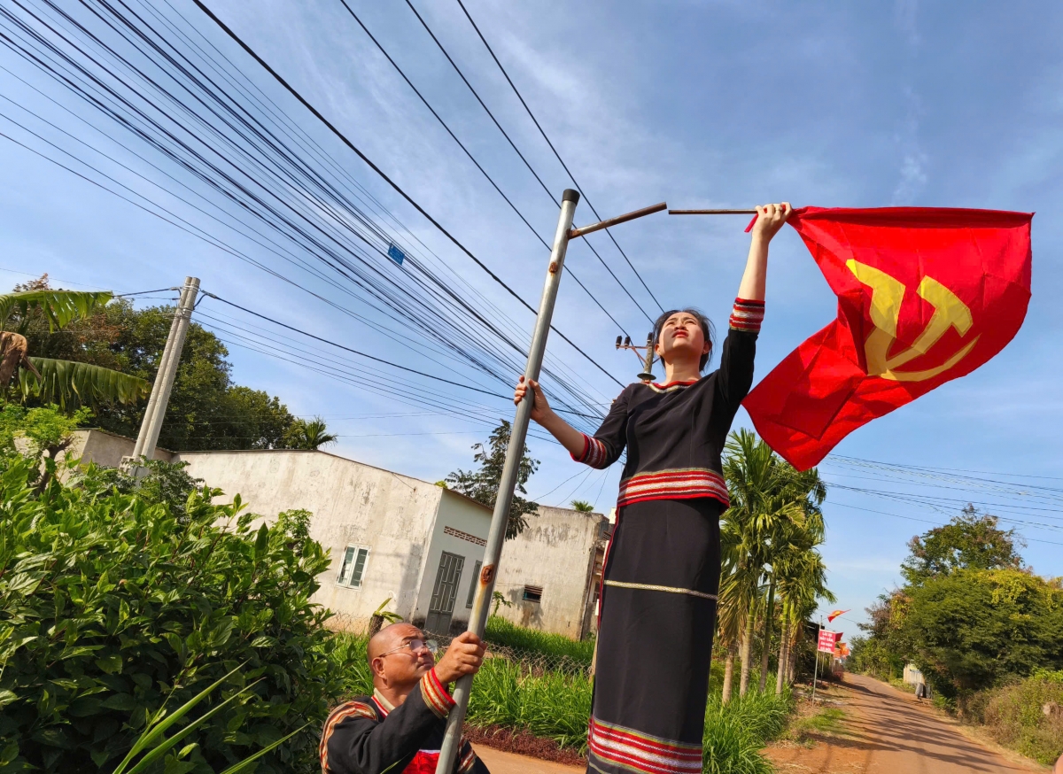 Cờ Đảng, cờ Tổ quốc tung bay trên khắp các trục đường,
và cả các đường nhỏ trong buôn làng ở Cư Mgar, Đắk Lắk.
Ảnh: Nam Trang/VOV Tây Nguyên