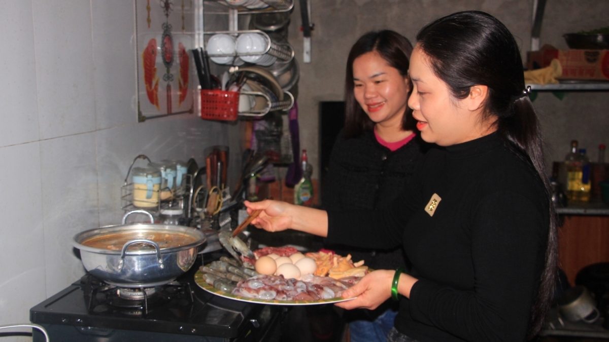 Con dâu, con gái làm cơm dâng bố mẹ.
Ảnh: Thanh Hiếu/VOV Miền Trung